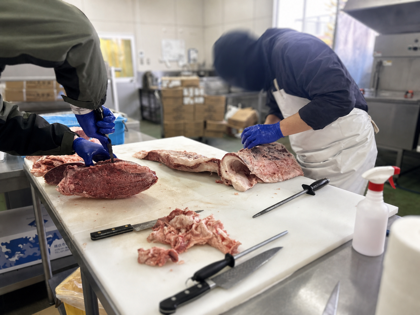 匿名化した肉加工の作業風景