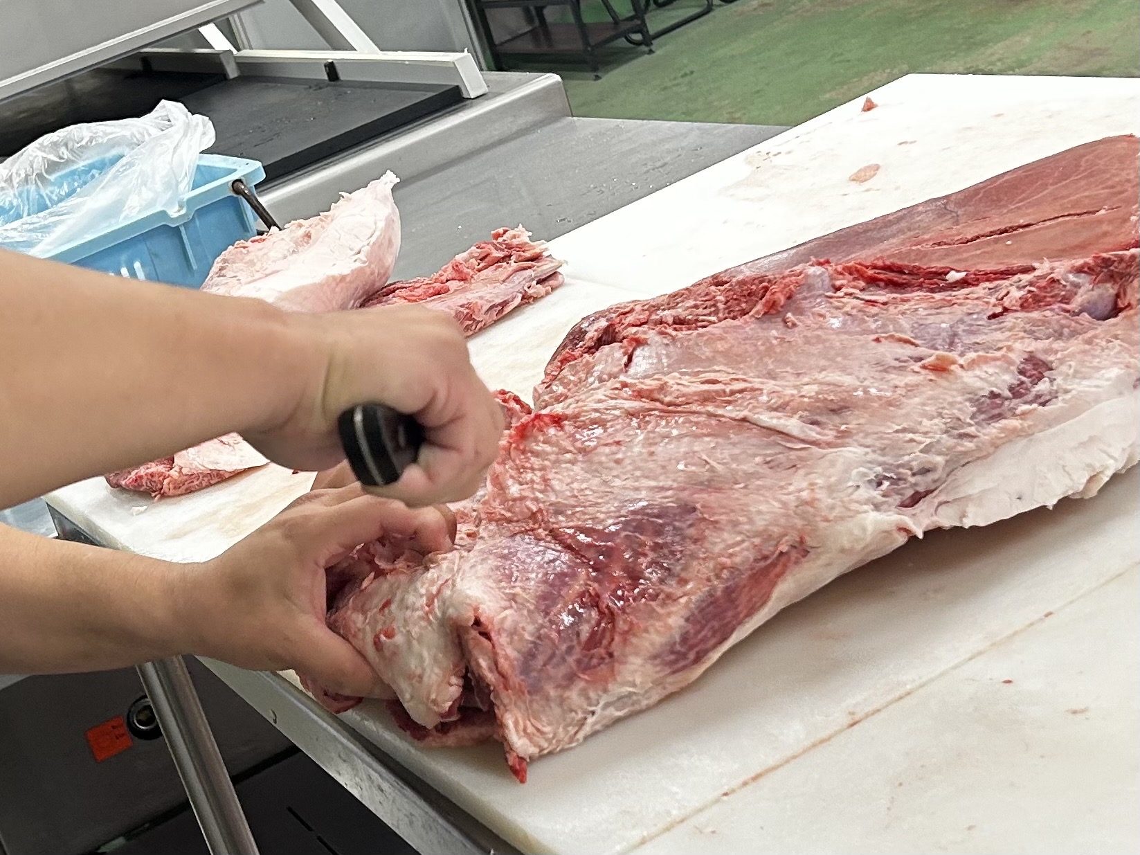 肉を加工する現場の手元